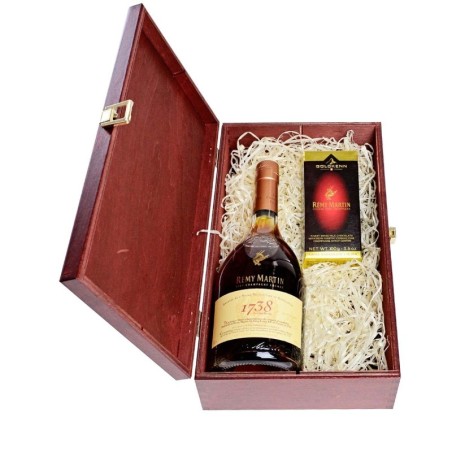 REMY MARTIN 1738 ACCORD ROYAL 0,7L 40% W SKRZYNCE DREWNIANEJ + CZEKOLADA