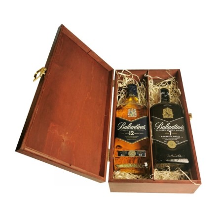 ZESTAW DWÓCH WHISKY BALLANTINE'S W SKRZYNCE DREWNIANEJ