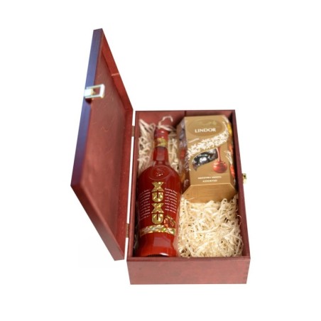 XUXU STRAWBERRY LIKIER 0,7L 15% W SKRZYNCE DREWNIANEJ + CZEKOLADKI