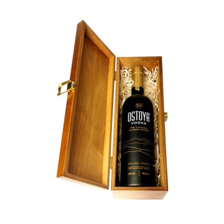 OSTOYA BLACK VODKA 0,7L 40% W SKRZYNCE DREWNIANEJ