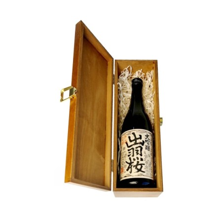 DEWAZAKURA DAIGINJO SAKE 0,72L 16% W SKRZYNCE DREWNIANEJ